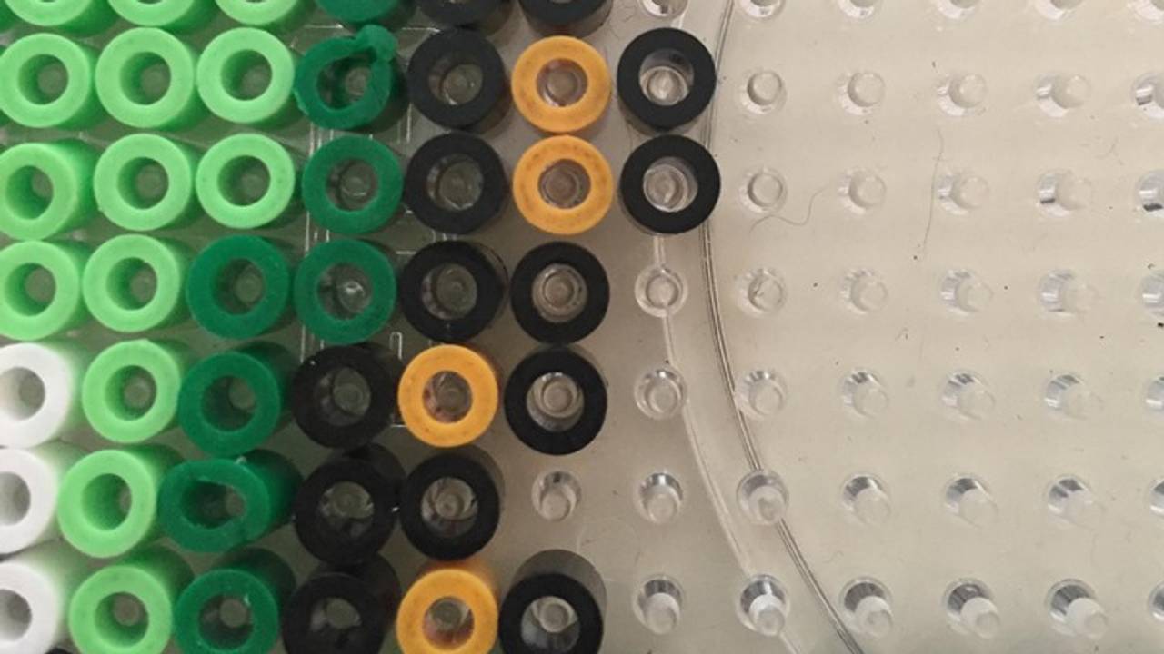 Perler på et brett