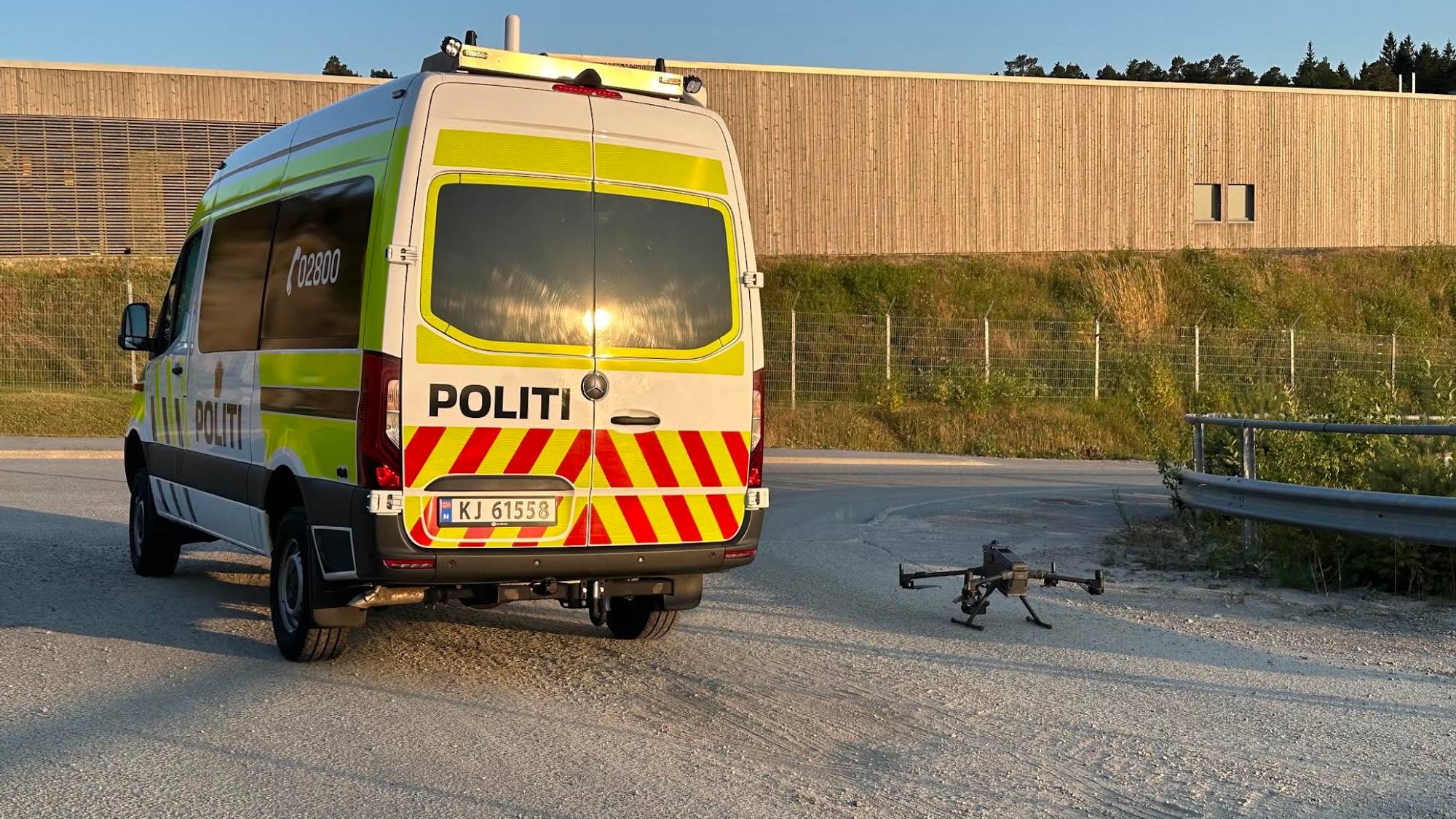 En politibil står utenfor et fengsel.