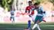 Rodrigo Antunes / REUTERS,NTB Fotballspiller i lys drakt med mønster og mørkegrønne shorts. Han er i ferd med å sparke en fotball på en gressbane. En spiller i rød drakt med nummer 5 er bak ham. (Bildebeskrivelsen er laget av en KI-tjeneste)