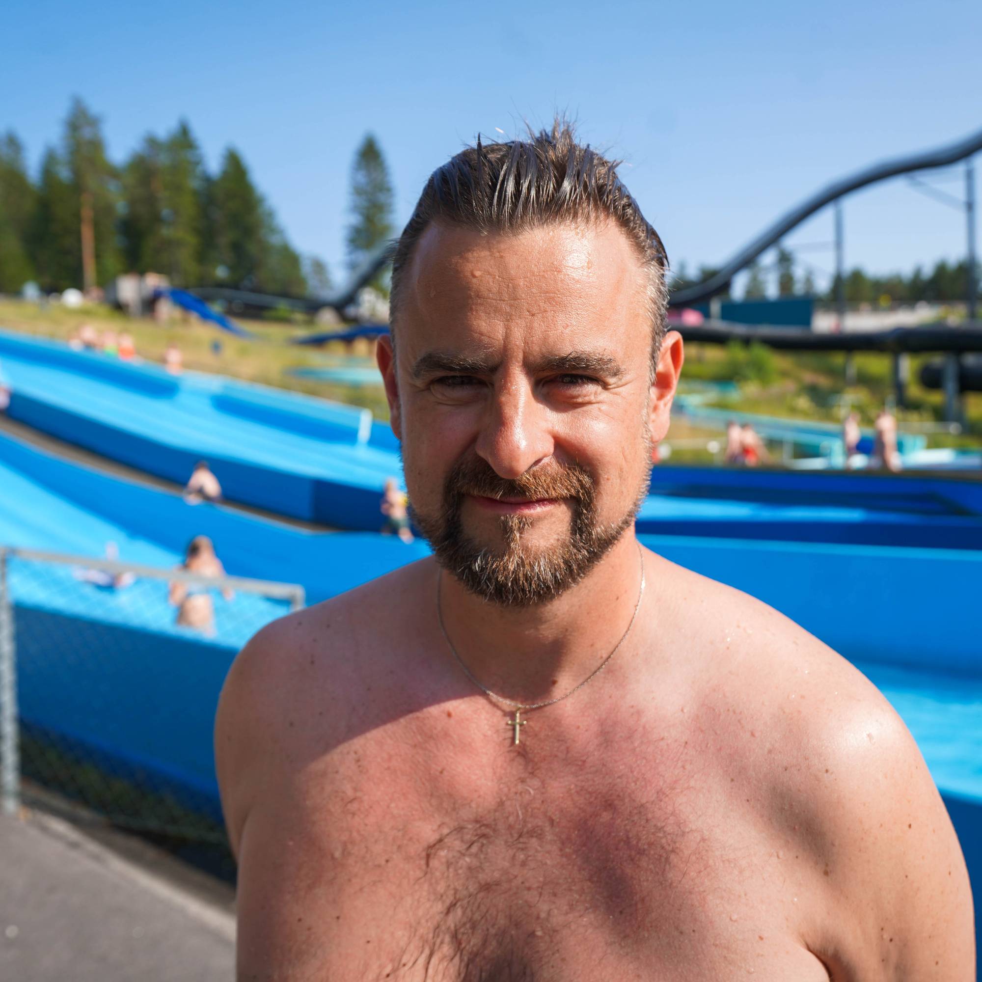 Mann i bar overkropp foran sklie. 