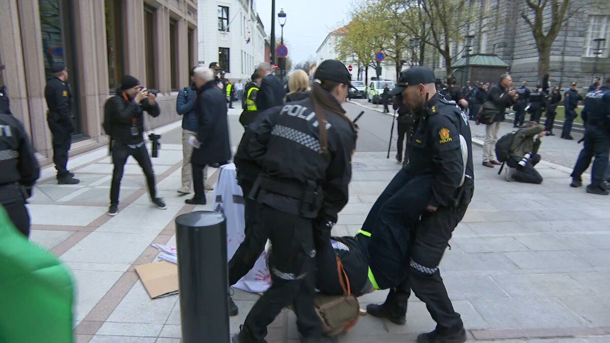 Politiet fjernet demonstrantene ved Norges Bank – 12 anmeldt