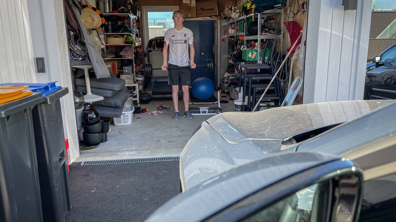 Tobias (17) har både tredemølle og vekter i garasjen hjemme i Ratvika.