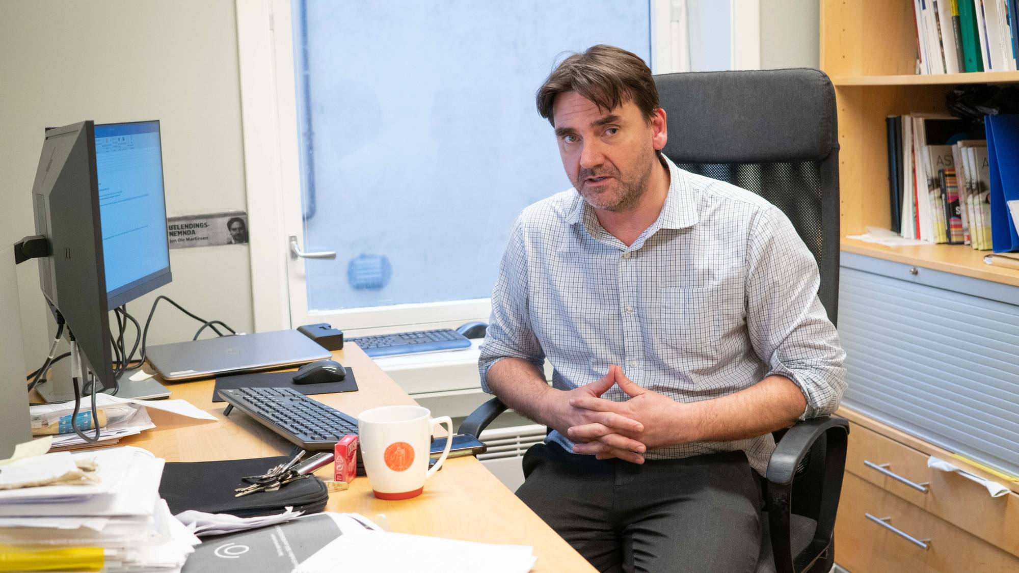 Jon Ole Martinsen sitter ved et skrivebord