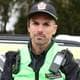 Bjarte Johannesen / NRK Innsatsleder fra politiet med gul vest foran en politibil. (Bildebeskrivelsen er laget av en KI-tjeneste)