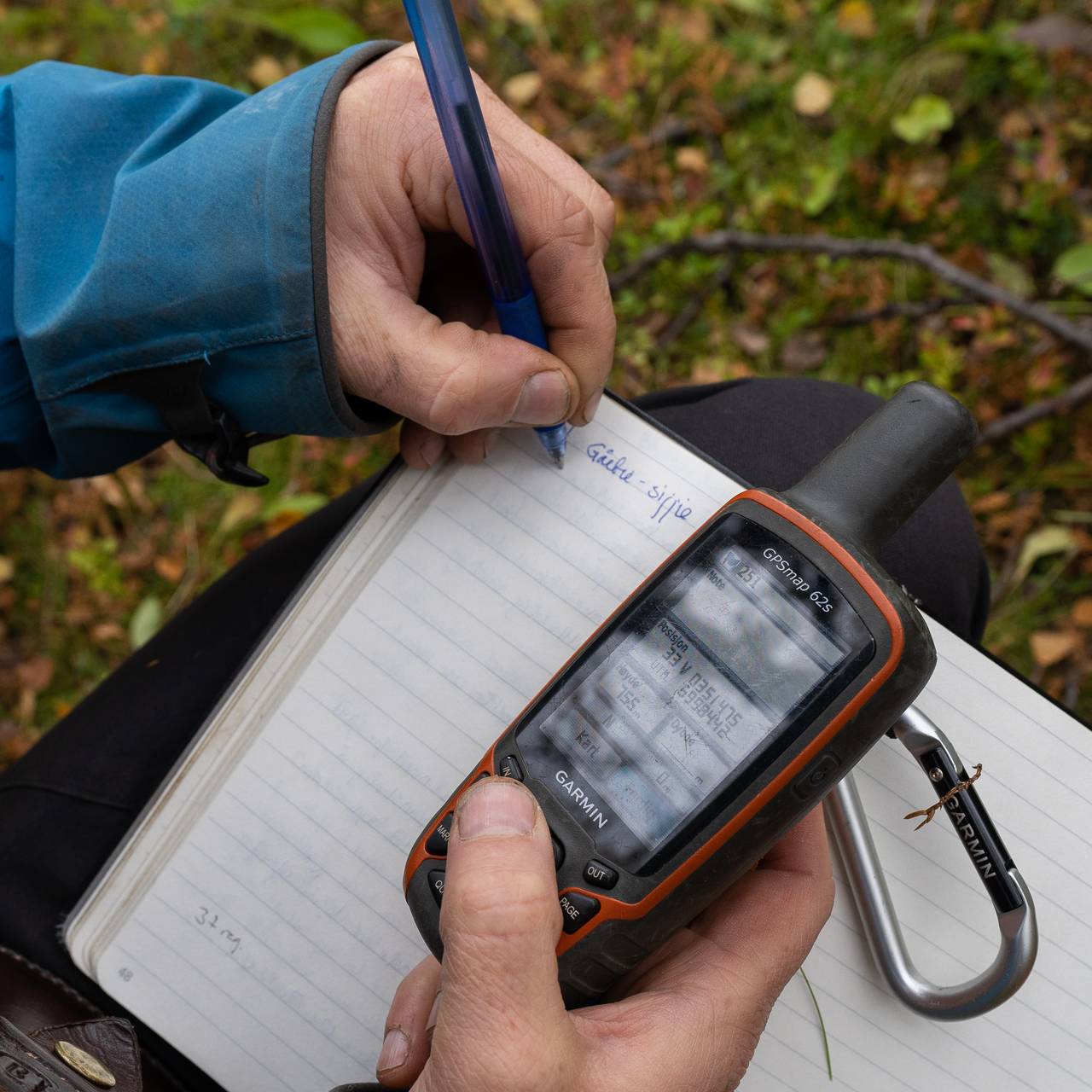 Skriver GPS koordinater i bok