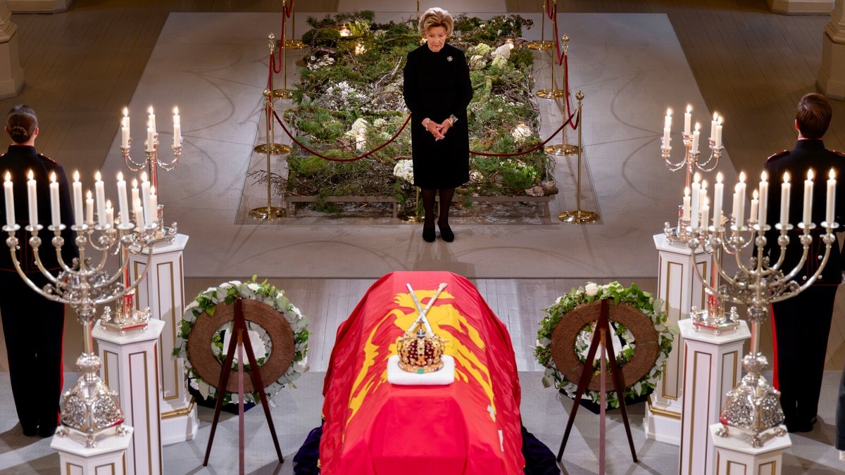 46.000 defilerte ved kongens båre