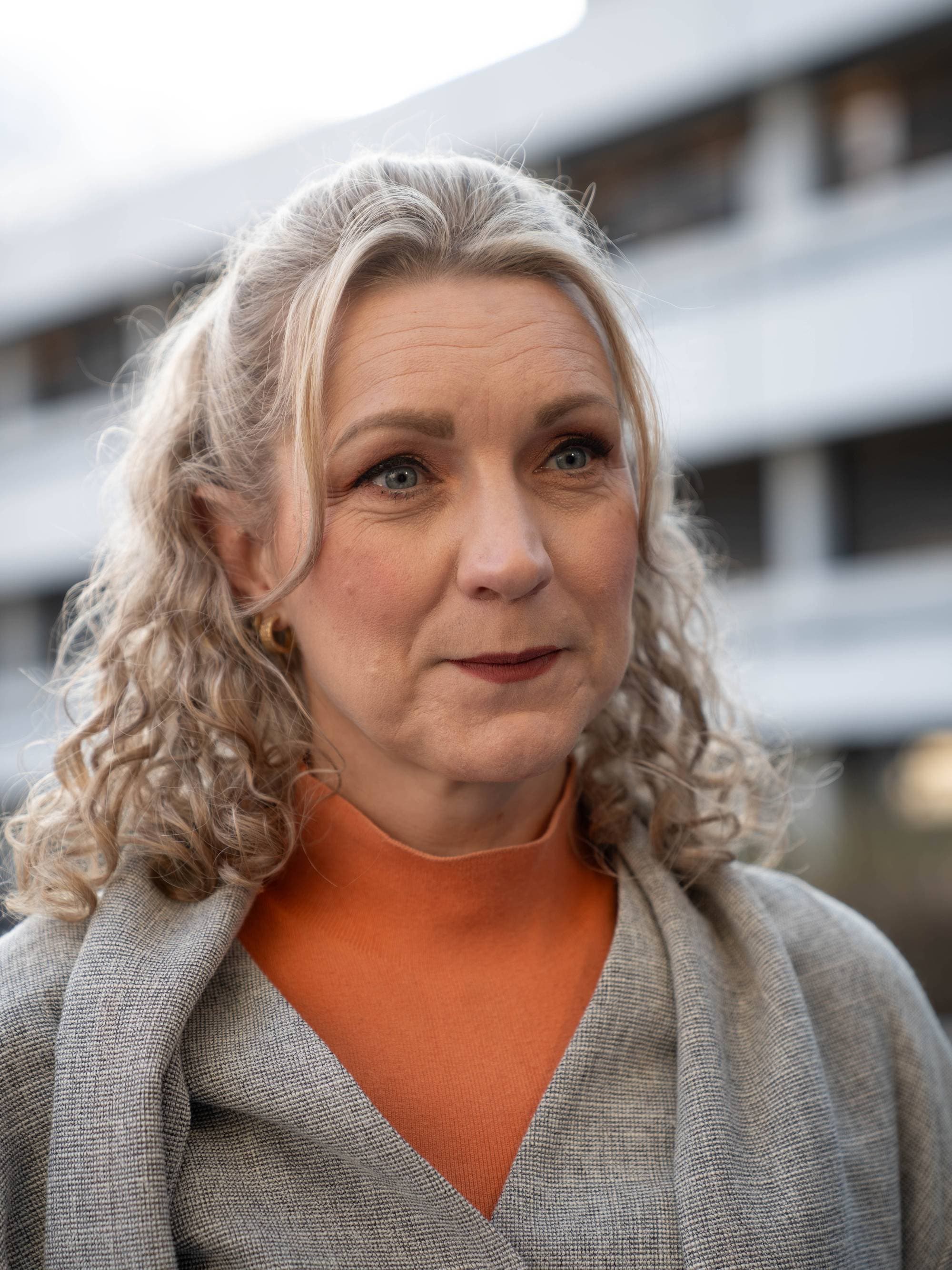 En kvinne med hvite og beige klær