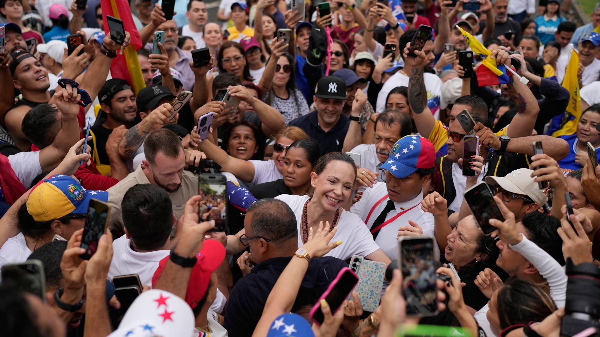Venezuelas opposisjonsleder Maria Corina Machado møter eksil-venezuelanere i Panama by 23. mai i år.