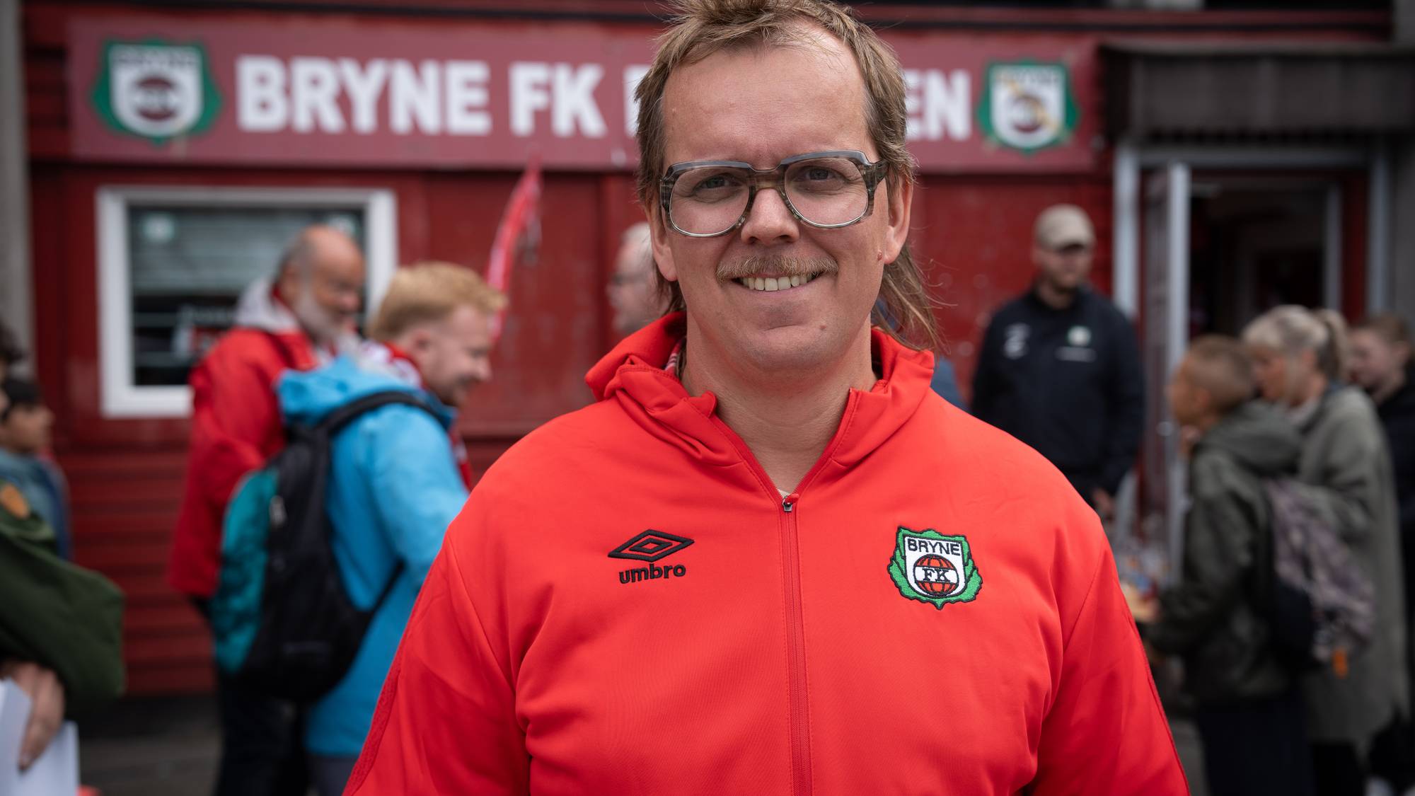 en person med rød jakke (Bildebeskrivelsen er laget av en KI-tjeneste)