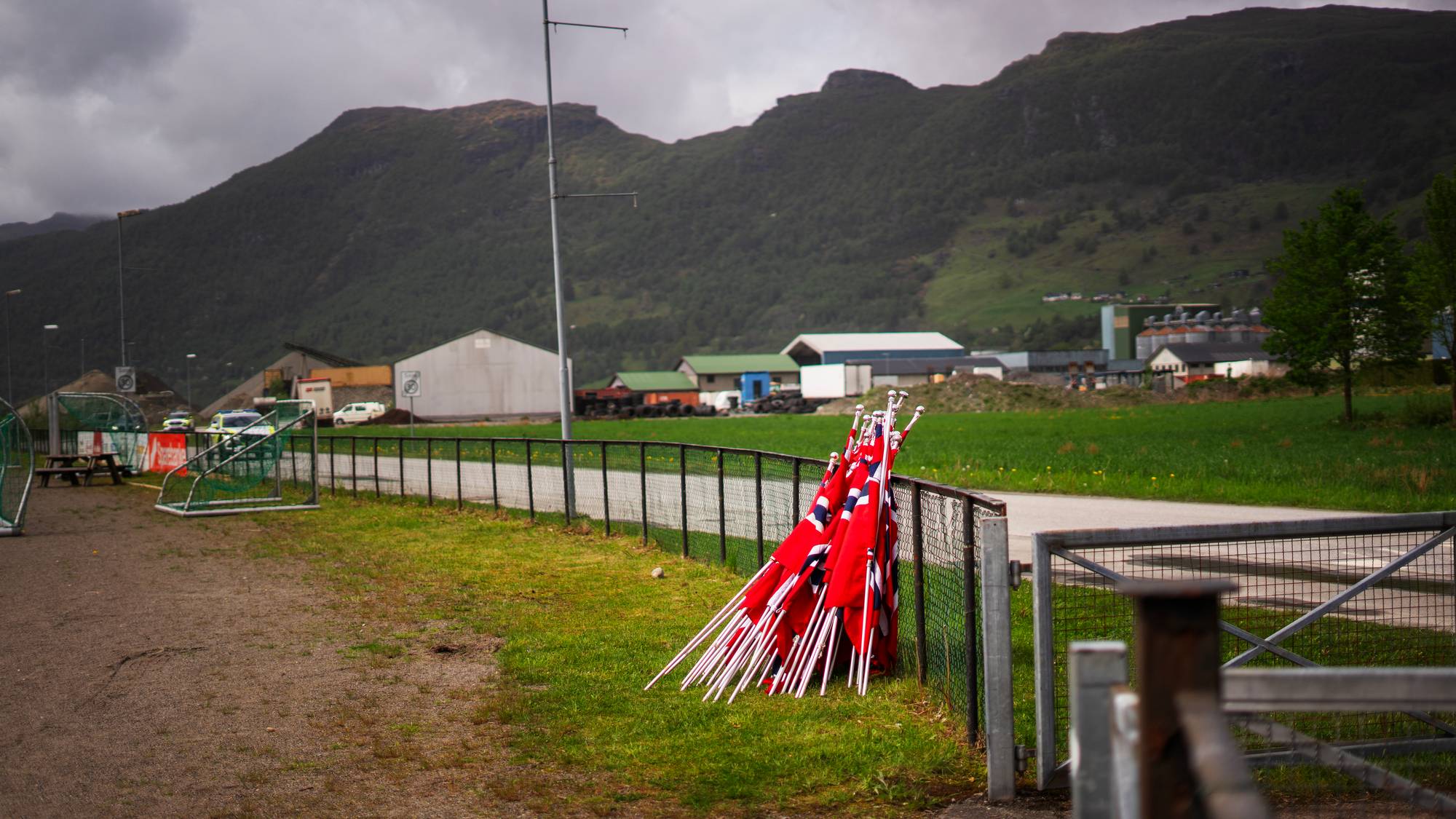 Flagg står på et fotballbane i Etne
