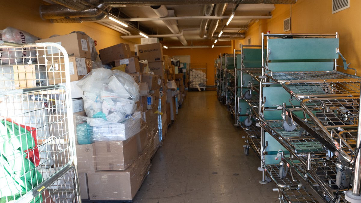 Drammen sykehus sender over 20 trailere med utstyr til Ukraina