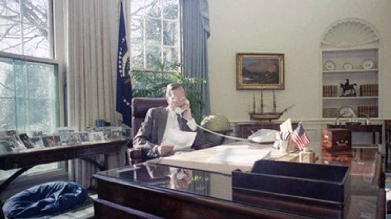 President George H.W. Bush ved pulten i Det ovale kontor i januar 1991.