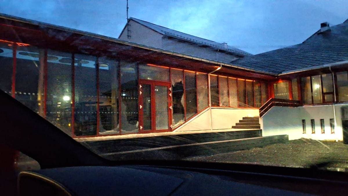 63 vinduer på skolen knust i stormen: – Verste været i manns minne