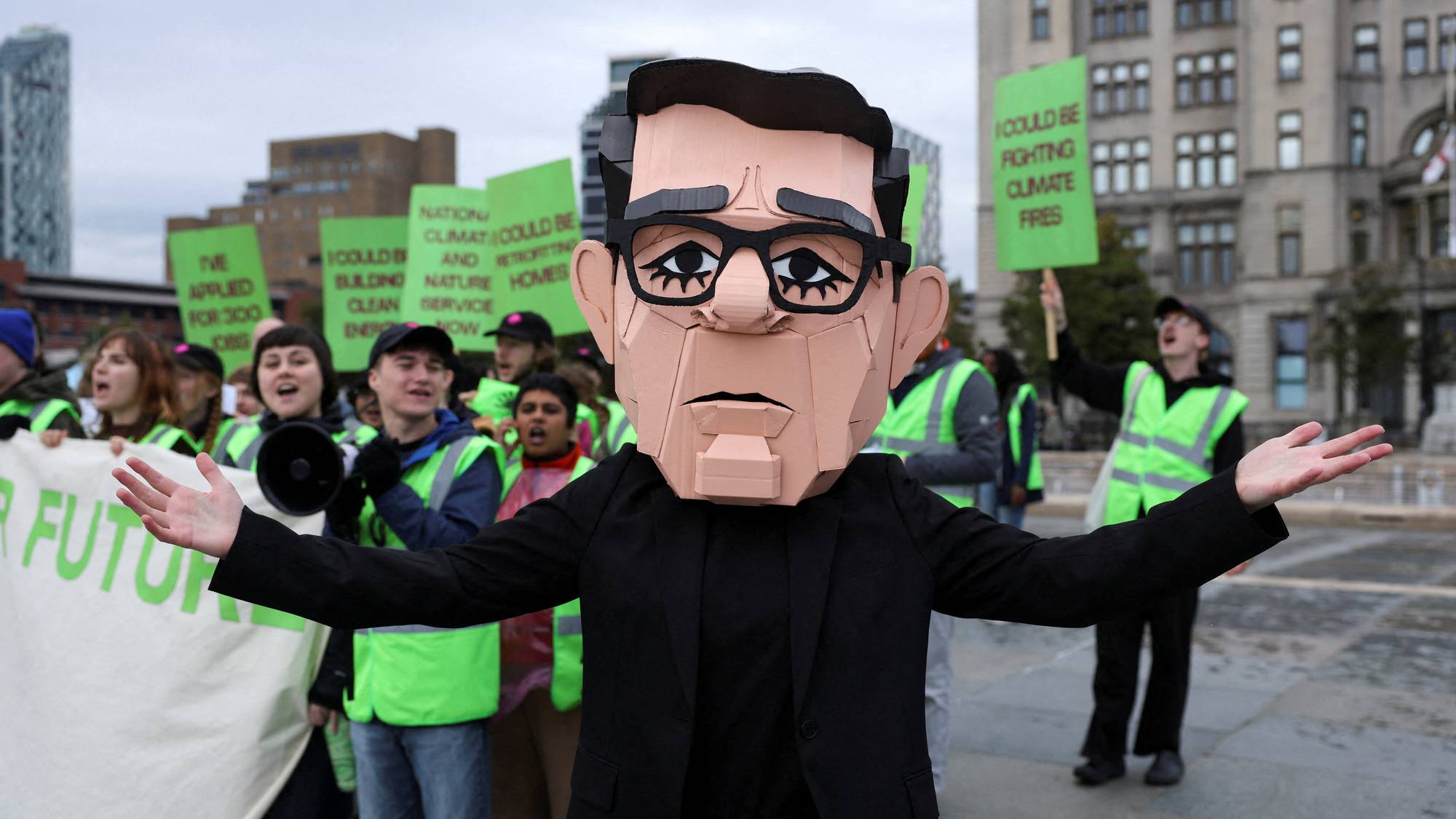 En figur som skal forestille britenes nye statsminister, Andy Burnham,. protesterer mot kutt i utdanningssektoren utenfor Labours årskonferanse i Liverpool.
