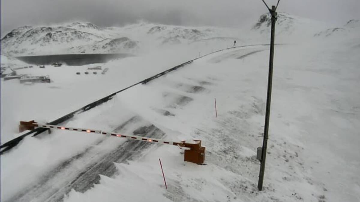 Uvær og skred stenger veier i Troms og Finnmark