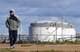 OLGA MALTSEVA / AFP / NTB Mann spaserer ved oljeterminal