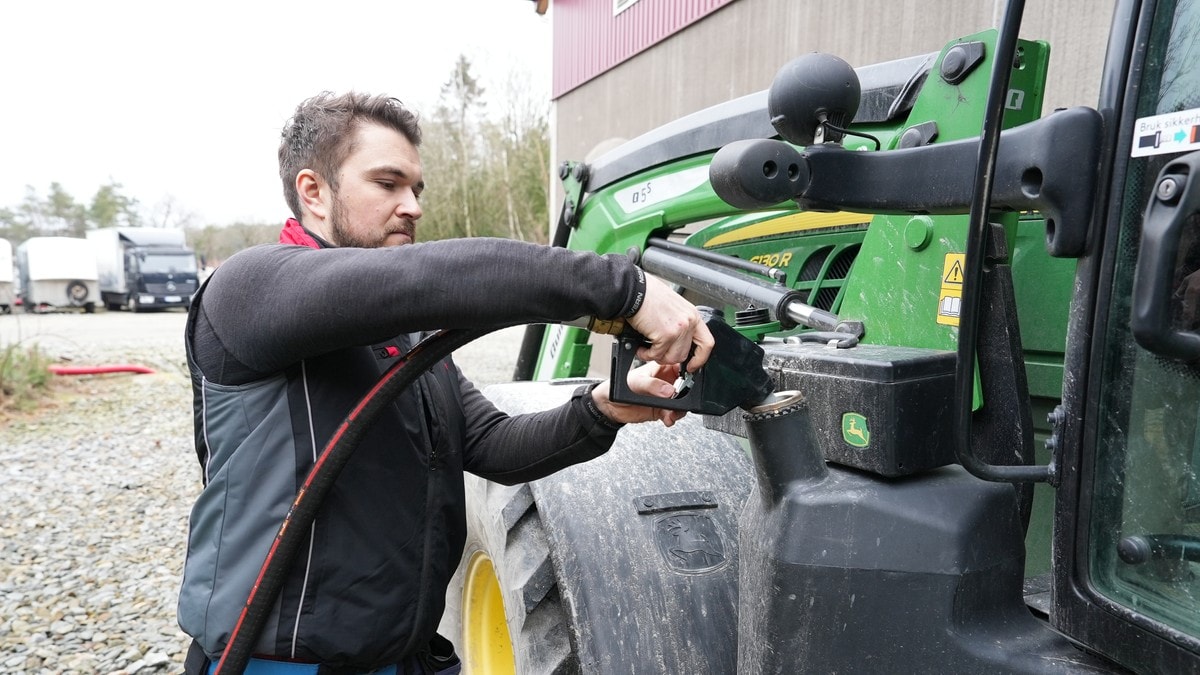 Auka drivstoffprisar råkar bøndene: – Det byrjar å bli kritisk