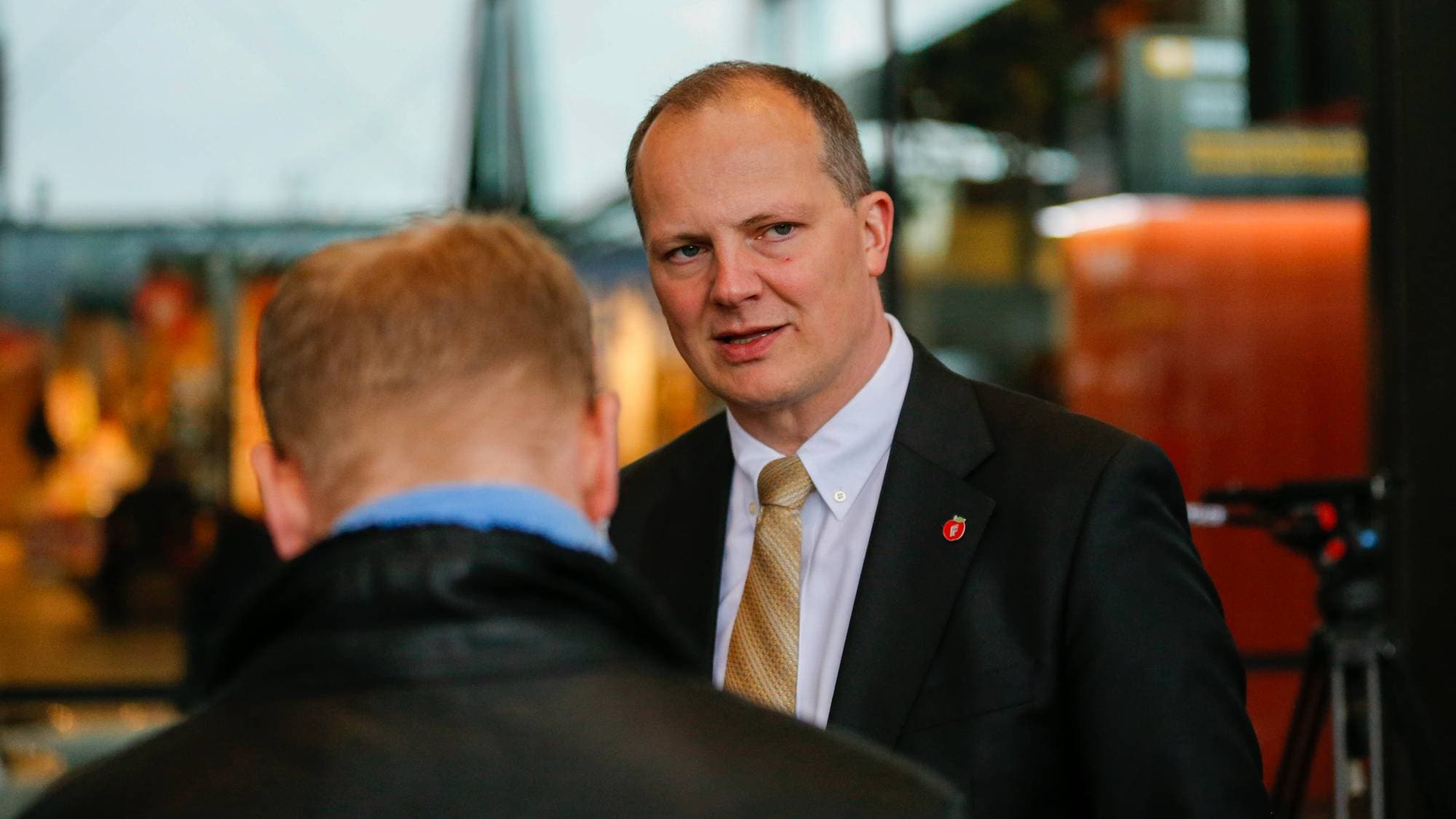 Ketil Solvik-Olsen på pressekonferanseom jernbanereformen.