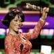 REUTERS Whitney Houston holder opp prisen og smiler stort. Hun har på en rød kjole.