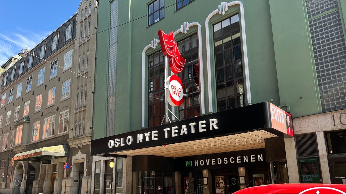 Oslo Nye Teater med Peppes-bil foran FOTO: Olav Juven