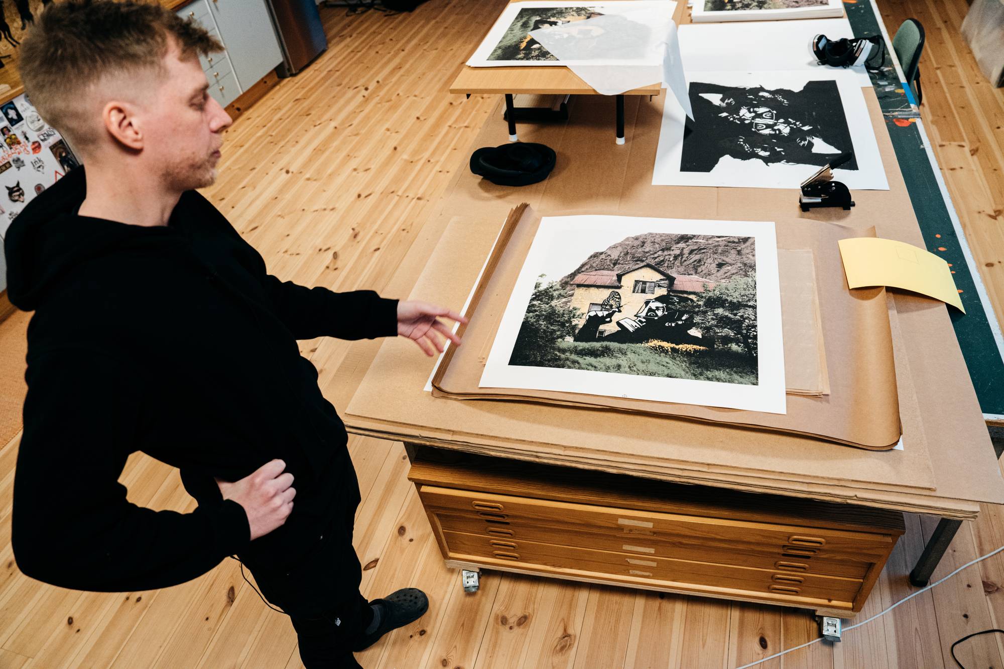 Jonas Hovland i Pøbel Studio. Kunstneren Pøbel selger kunst gjennom lotteri for å sikre at hvem som helst kan kjøpe bildene