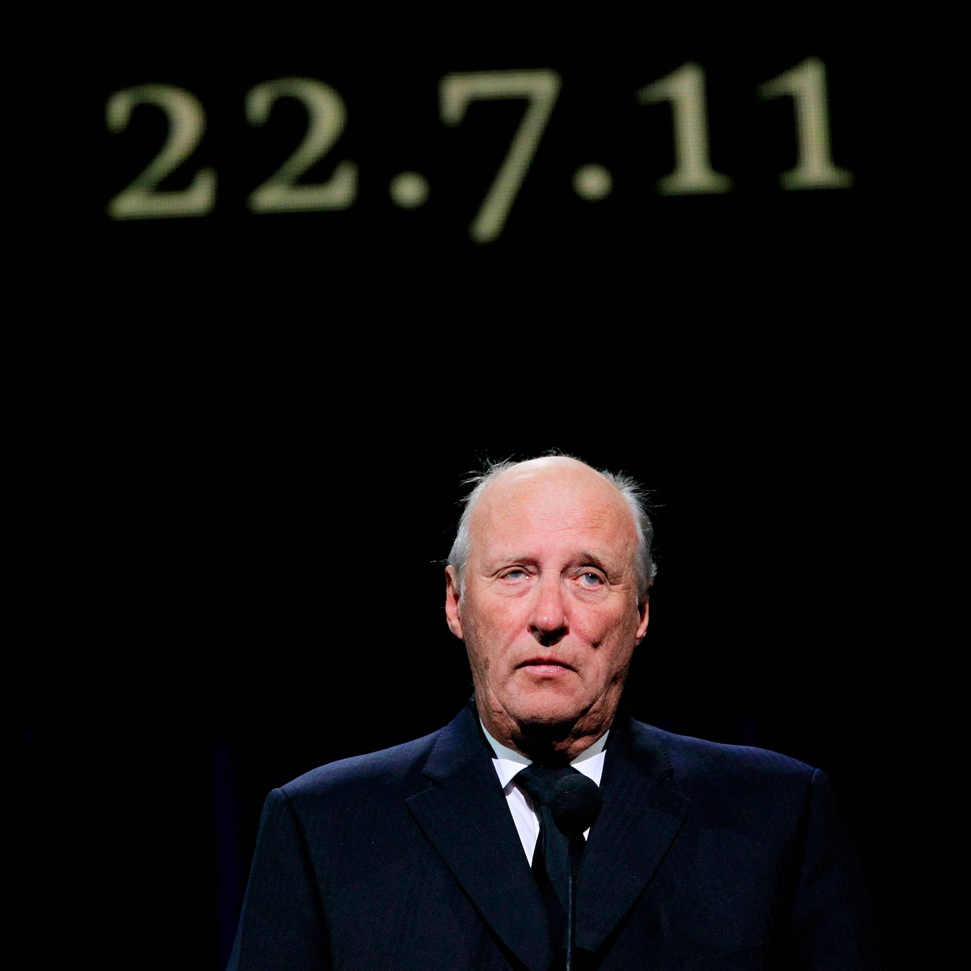 Kong Harald holder tale under den nasjonale minneseremonien i Oslo Spektrum etter terrorangrepene i Oslo og på Utøya
