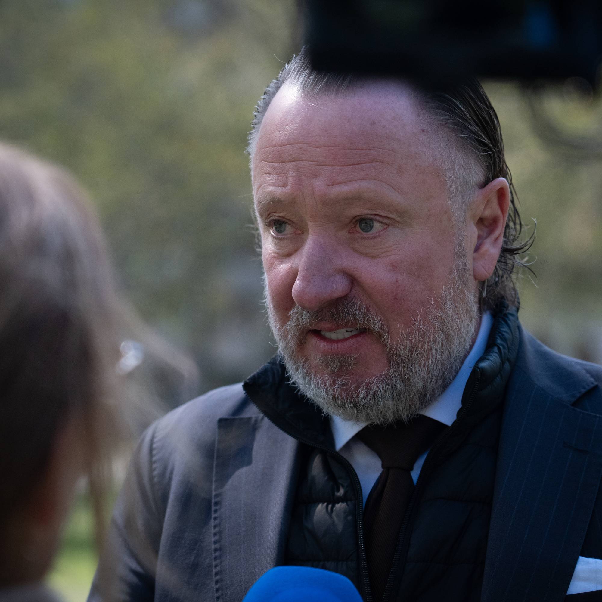 Johan Lindwall blir intervjuet av NRK
