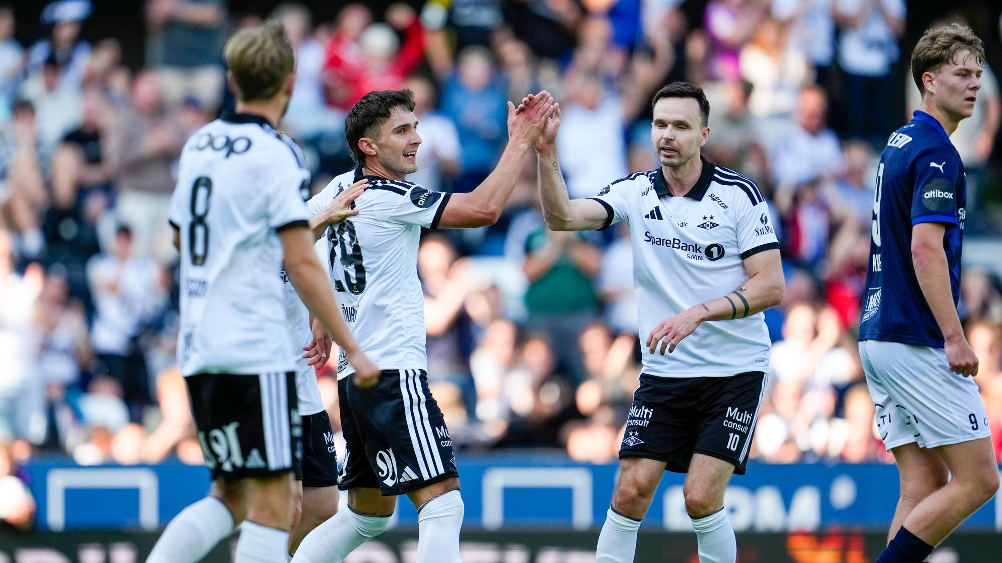 Rosenborgs Dávid Duris scorer kampens andre mål så stillingen blir 2-0 under eliteseriekampen i fotball mellom Rosenborg og Kristiansund på Lerkendal stadion.