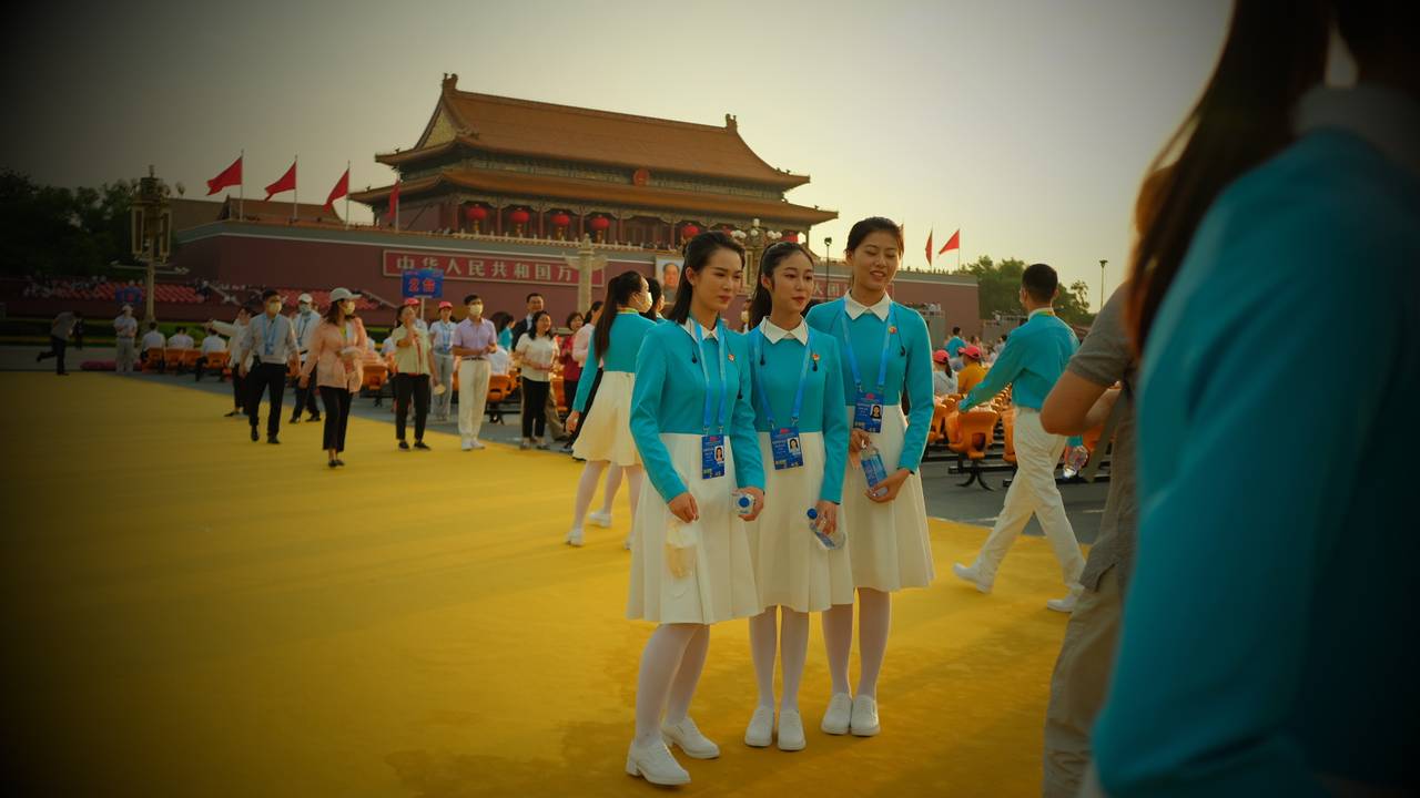 Tre giovani donne in Piazza Tiananmen durante il centenario del Partito Comunista Cinese.  Pechino, 1 luglio 2021.  
