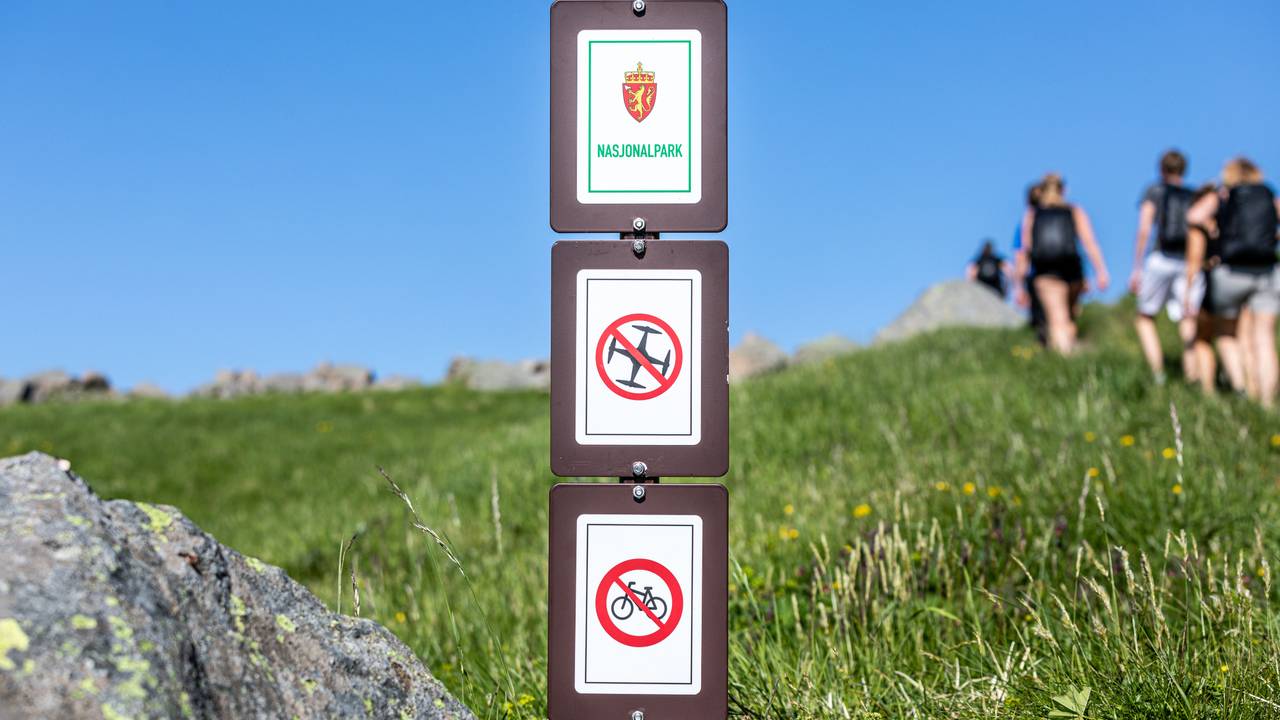 Dette skiltet blir du møtt av ved inngangsporten til Lofotodden nasjonalpark på Bunes.