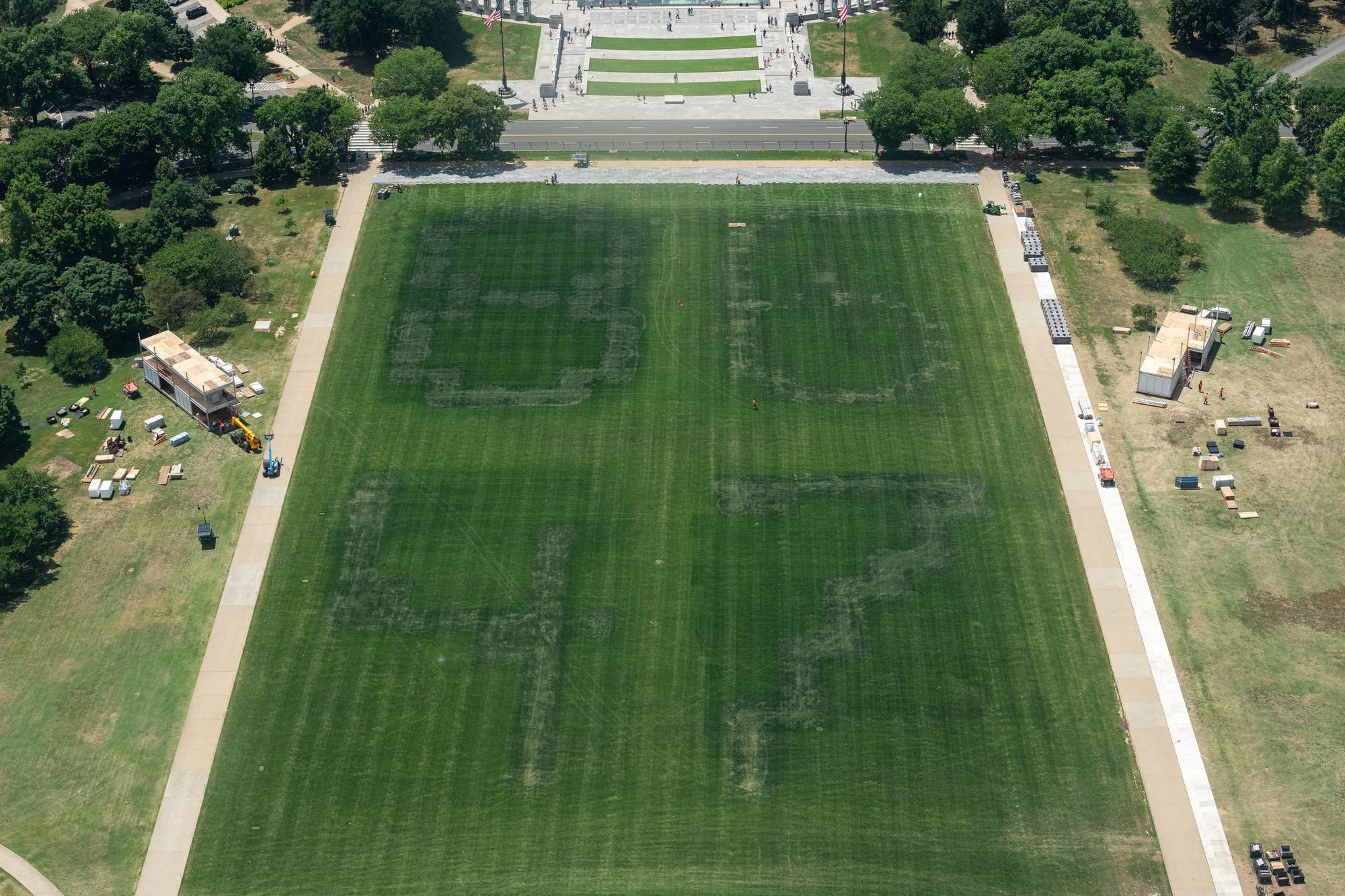 Innrissede tall (86 47) på en stor gressplen ved Lincoln Memorial Reflecting pool