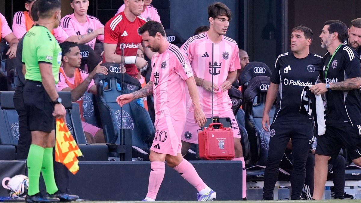 Messi byttet ut med skade i kaoskamp