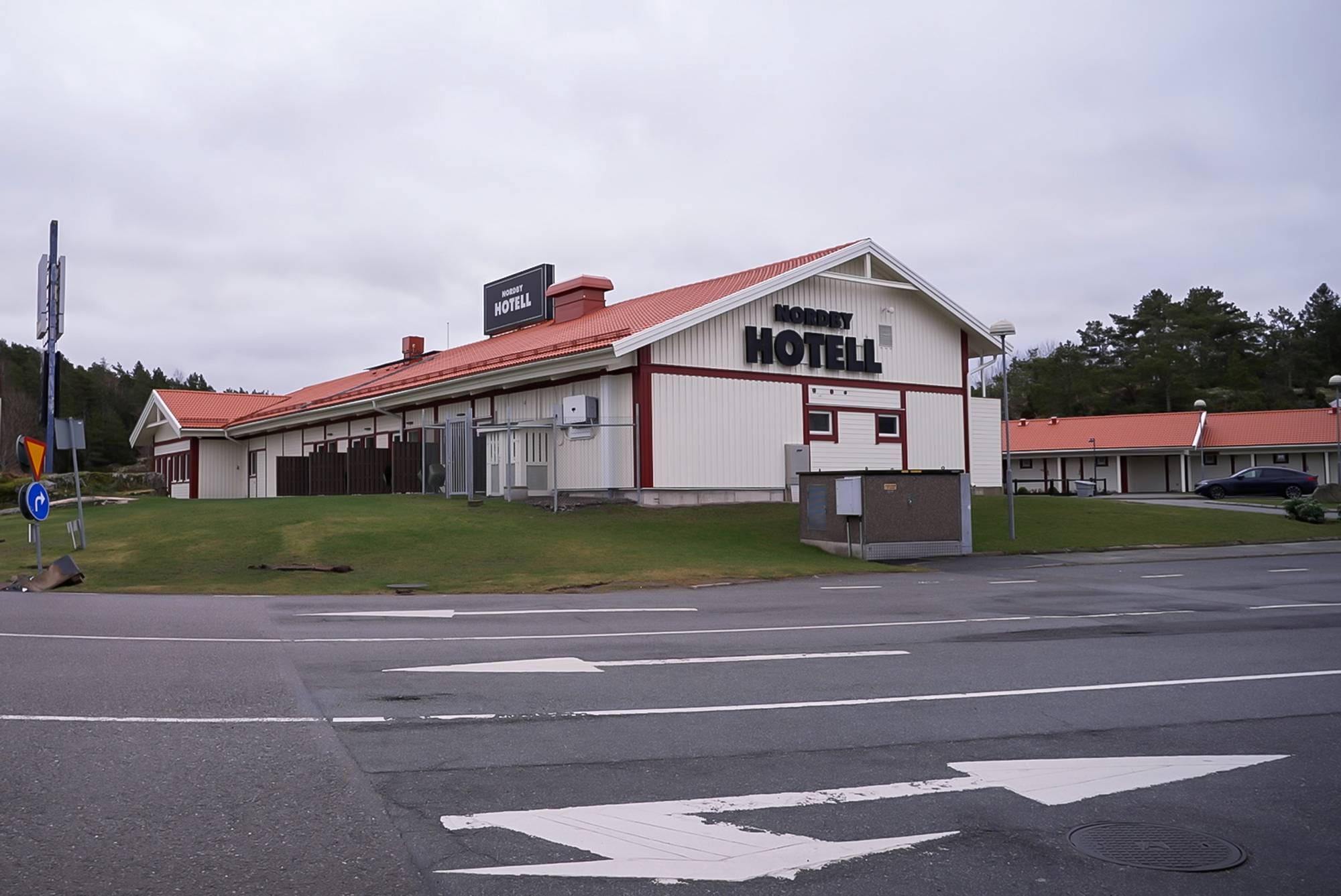 en bygning med et skilt på