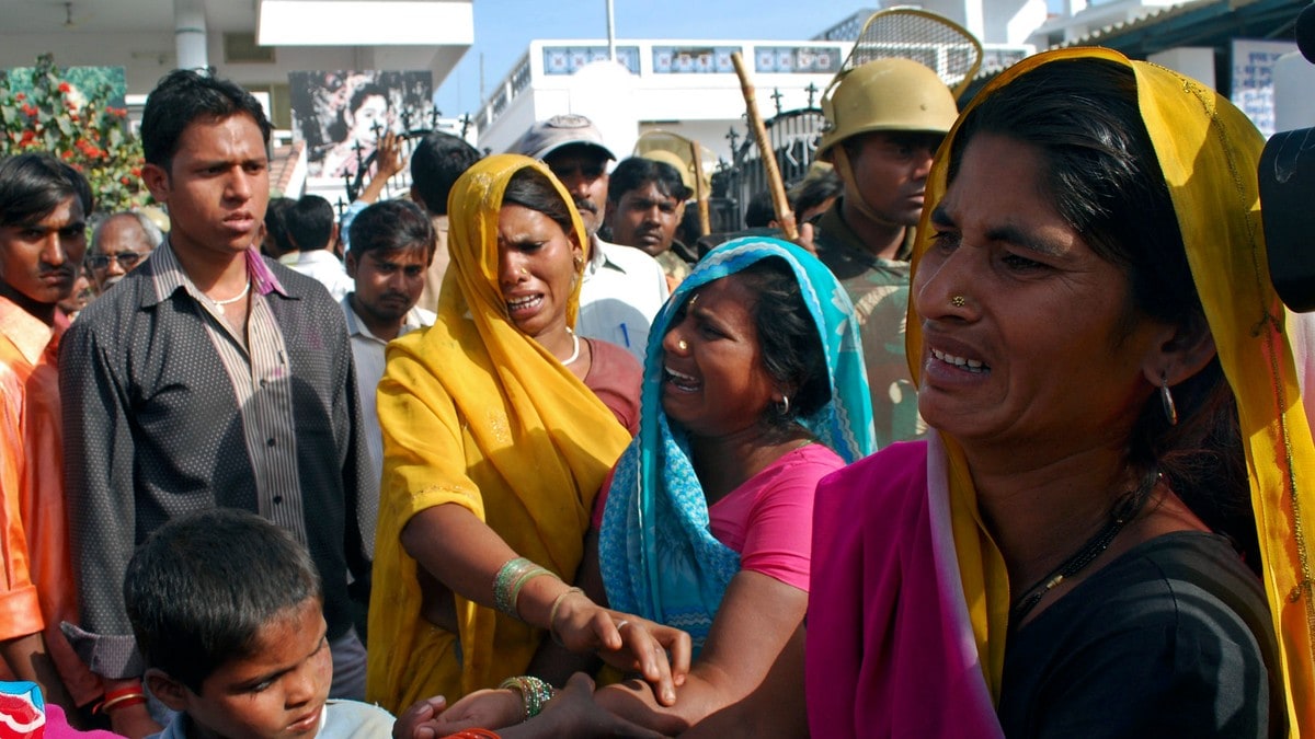 Minst 110 menneske trampa i hel på religiøst møte i India