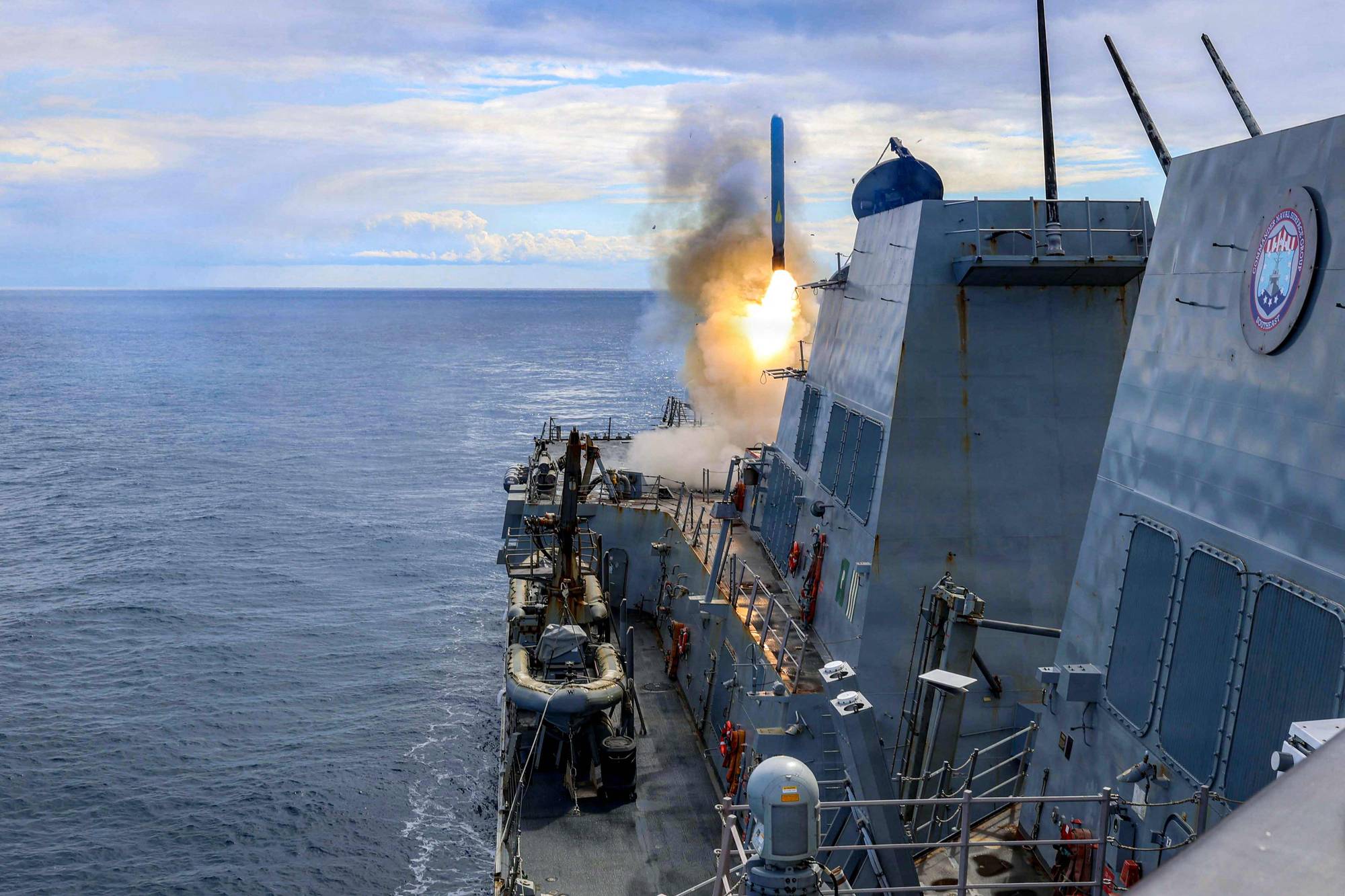 Bildet frigitt fra den amerikanske marinen som viser USS Thomas Hudner (DDG 116) mens den avfyrer et Tomahawk-missil.