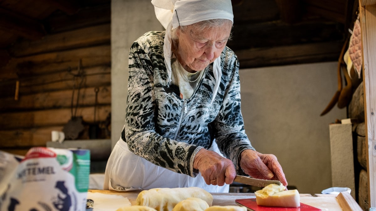 Marie (100) har sommarjobb – må tvingast til å ta pausar