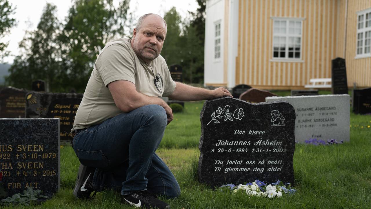 Roger Åsheim besøker grava til sønnen sin.