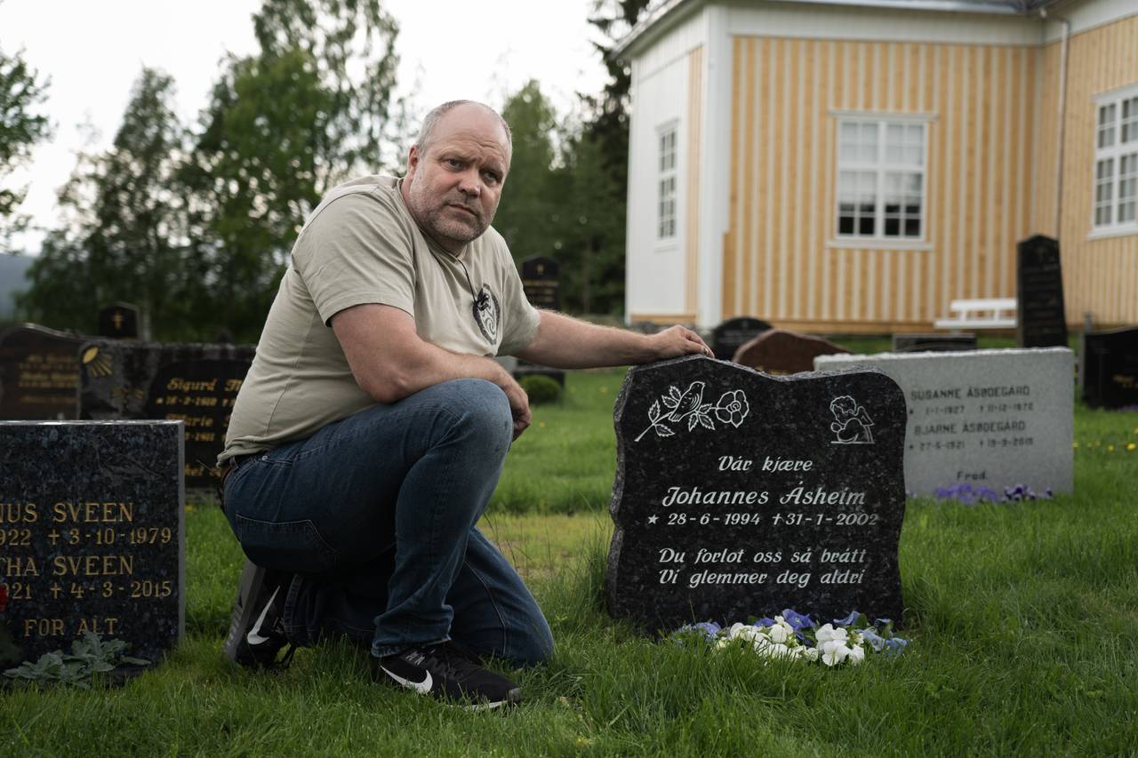 Roger Åsheim besøker grava til sønnen sin.