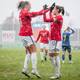 Stian Lysberg Solum / NTB to kvinnelige fotballspillere gir hverandre high five på banen