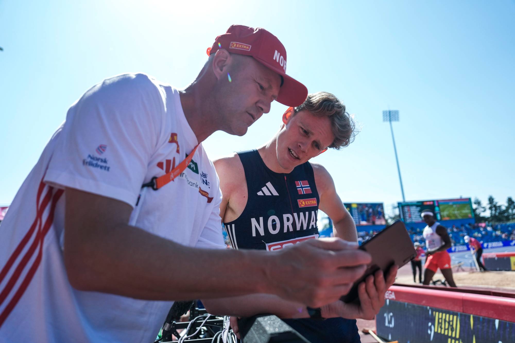 Sander Skotheim og trener Eirik Røe under EM i friidrett 2026.