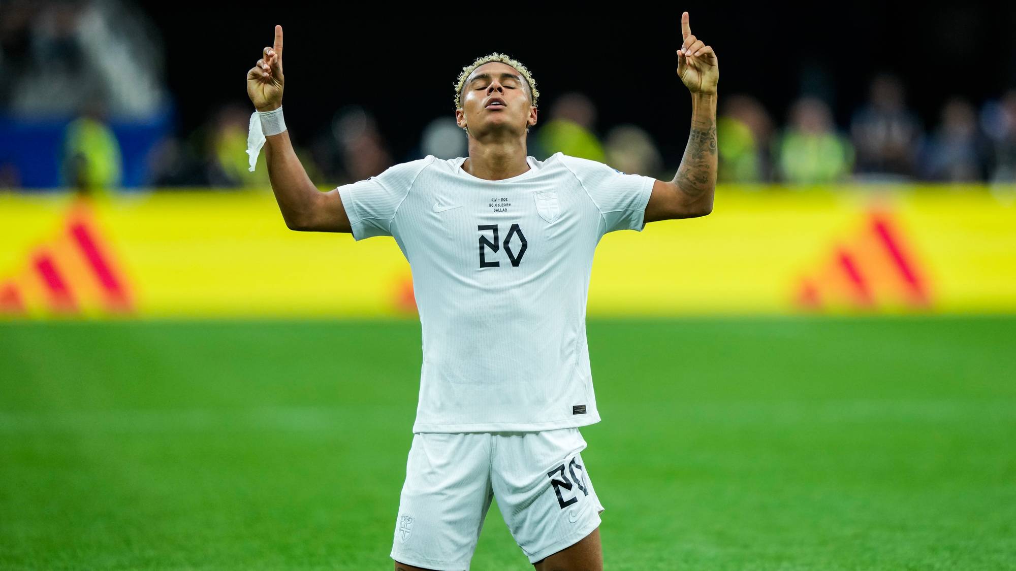Antonio Nusa peker mot himmelen. 