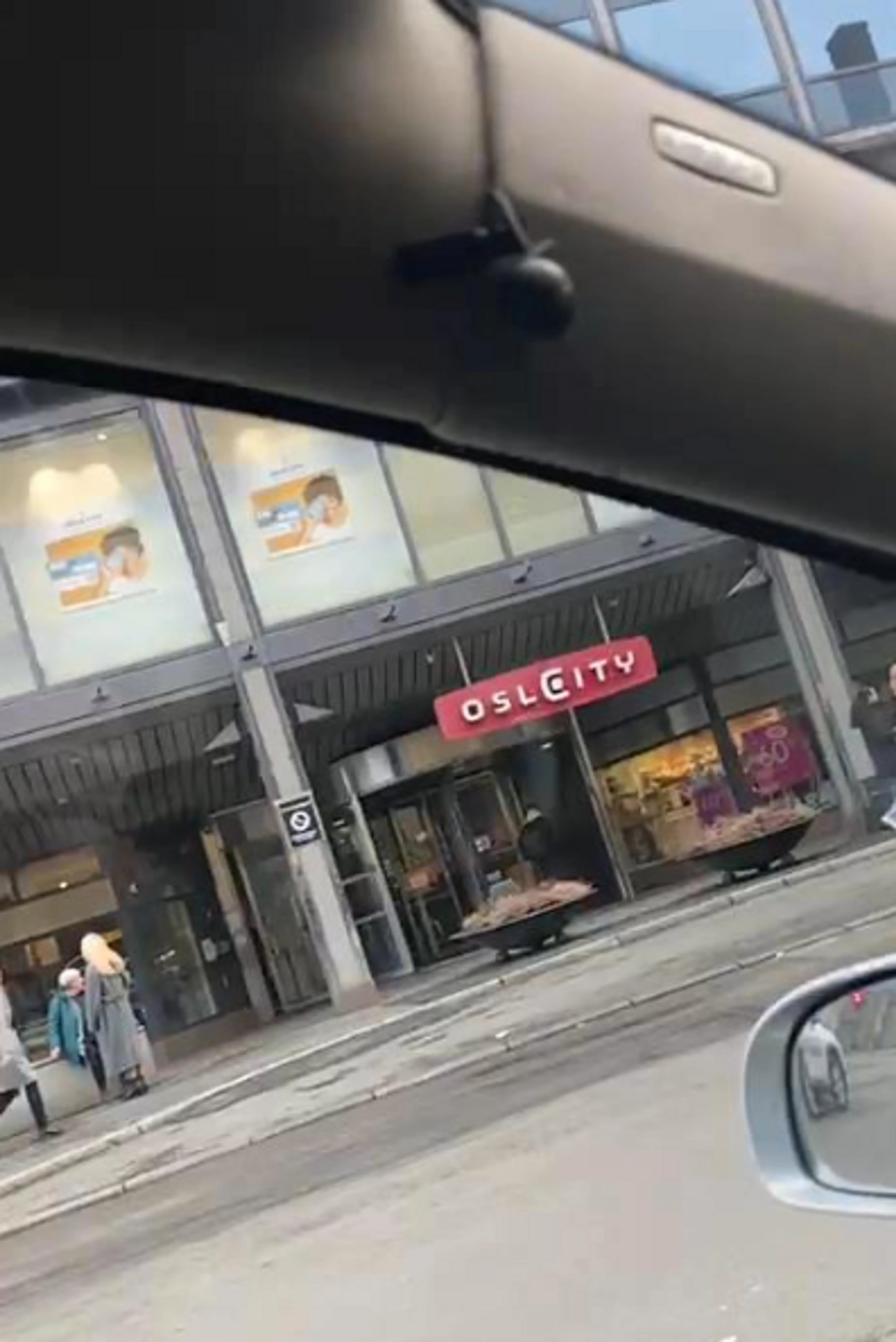 Bildet tatt gjennom vinduet til en bil som viser inngangen til kjøpesenteret Oslo City i Oslo.