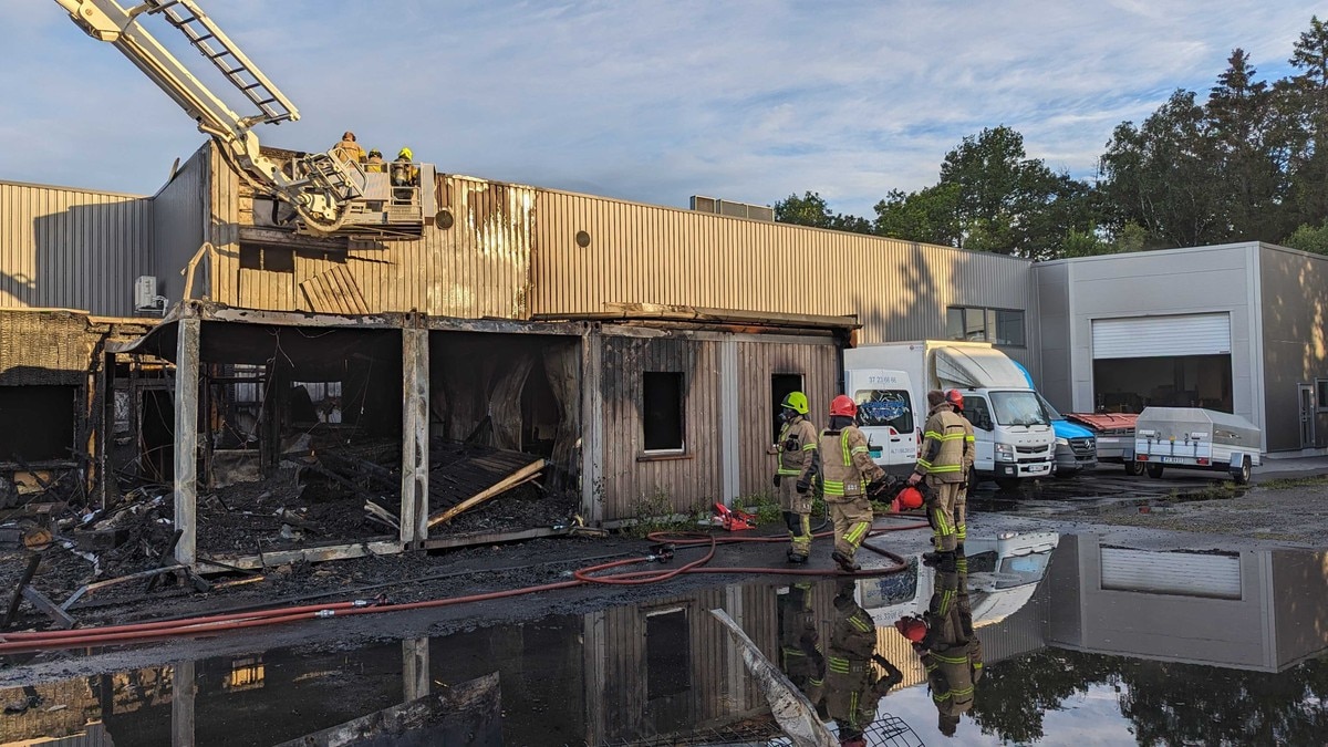 Kontroll på brann i lagerbygning i Arendal