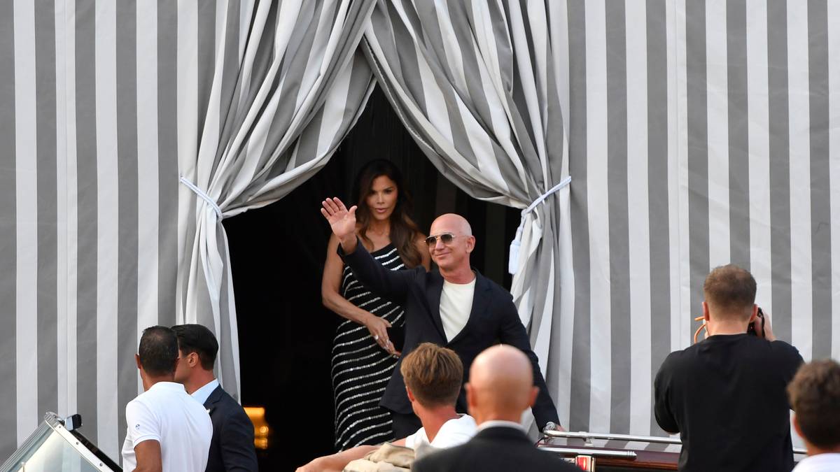 Bezos og Sanches på plass i Venezia – møtt av store protestar
