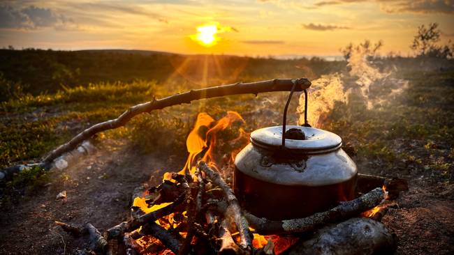 Bonfire coffee under the Midnight Sun Bonfire coffee on Finnmarksvidda.