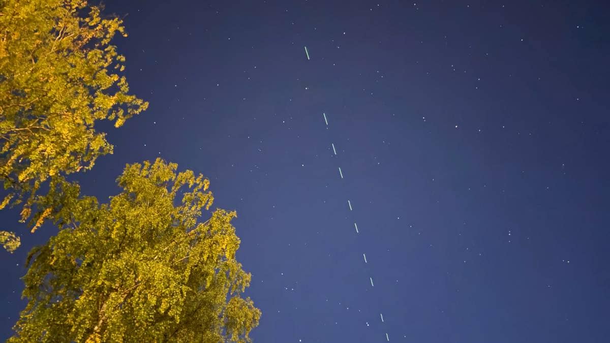 Des Chaînes De Satellites Starlink Visibles Dans Le Ciel Norvégien