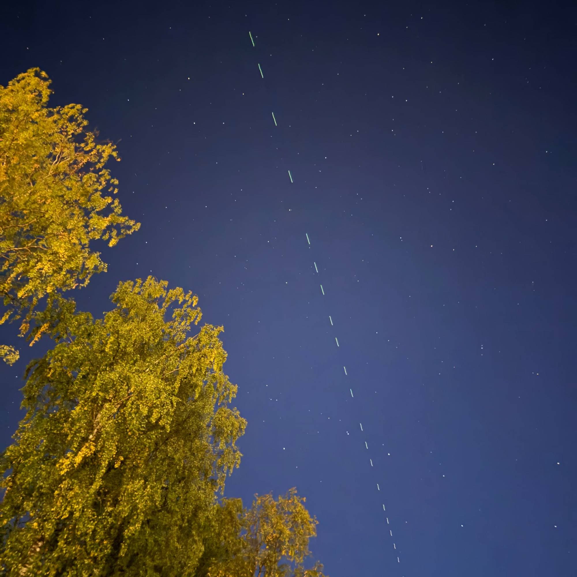Bilde fra Gjøvik viser Starlinksatelitter