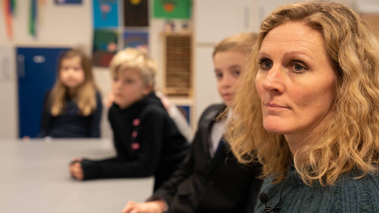 Elever og lærere ser film, Brundalen skole