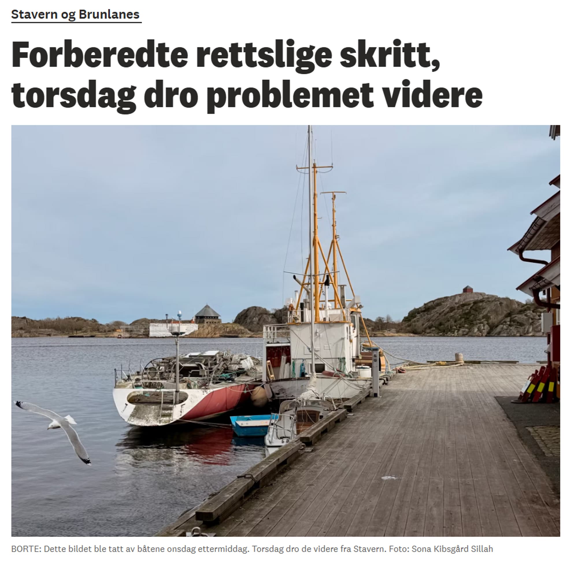 Et avisutklipp viser en stor seilbåt og en fiskebåt ved kai