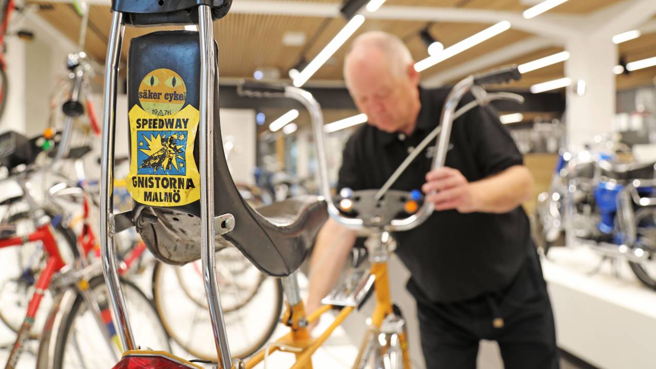 Sykkelutstilling ved Vitenfabrikken i Sandnes, Jan Erik Holme i bakgrunnen